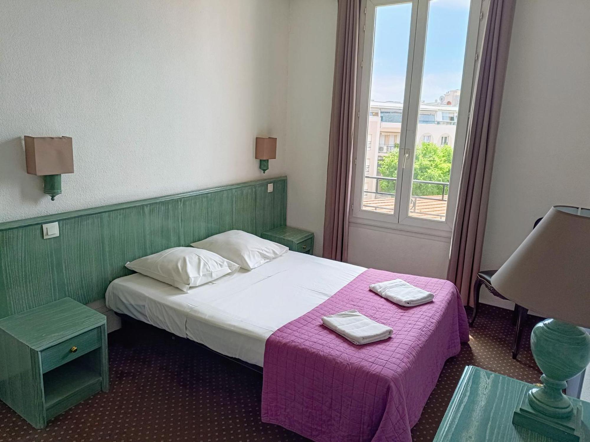 Hotel Les Pins Juan-les-Pins Bagian luar foto